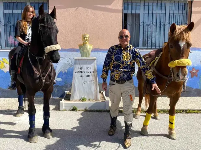 İzmir'de binicilik antrenörü atıyla oy kullanmaya gitti
