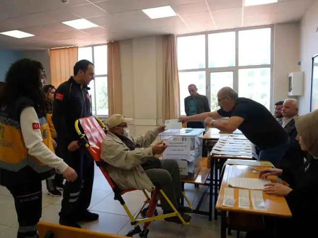 Kastamonu'da hasta, yaşlı ve engelliler ambulanslarla oy kullanacakları sandıklara taşınıyor