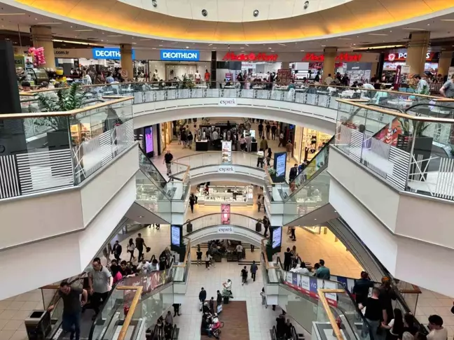 Eskişehir'de Mahalli İdareler Genel Seçimleri Sonrası Espark AVM'de Yoğunluk