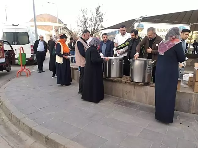Diyarbakır Kuyumcular Odası Hastane Önünde İftar Yemeği Verdi