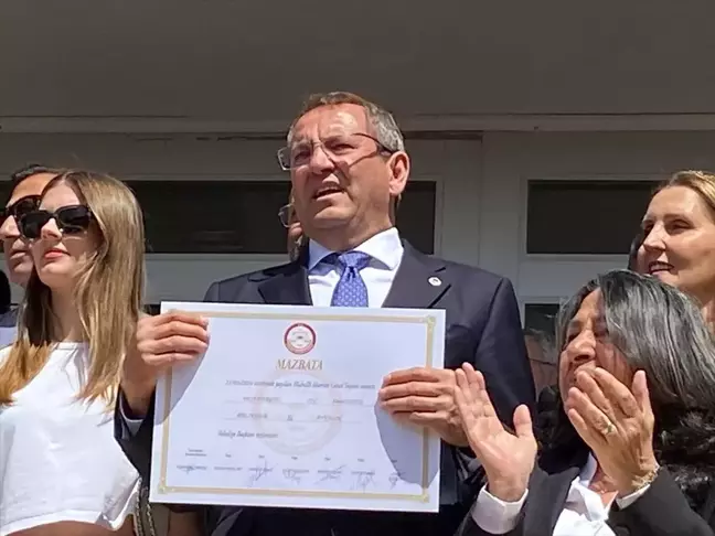 CHP'den Ayvalık Belediye Başkanlığına yeniden seçilen Mesut Ergin mazbatasını aldı