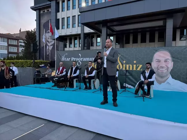 Niğde Belediyesi, Şehit Ömer Halisdemir Meydanı'nda son mahalle iftarını düzenledi