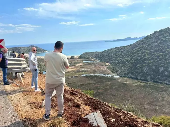 Antalya'da Kamyon Uçuruma Yuvarlandı: Sürücü Hayatını Kaybetti