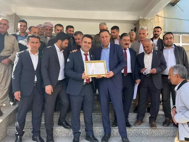Yeniden Refah Partisi'nden Hakkari'nin Derecik Belediye Başkanı Hasan Dinç mazbatasını aldı