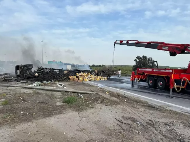Mersin'de muz yüklü tır devrildi ve yandı, sürücü yaralandı