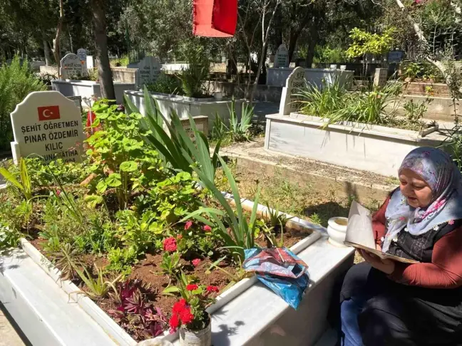 Saimbeyli'de kaya düşmesi sonucu hayatını kaybeden öğretmenler kabirleri başında anıldı