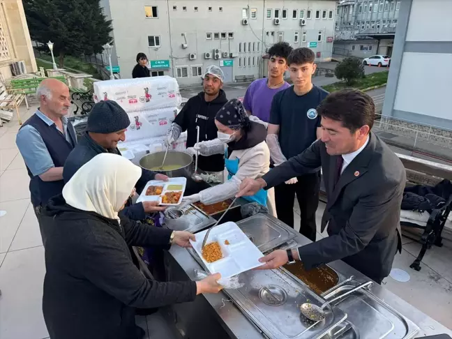 Ortahisar Belediye Başkanı Ahmet Kaya, iftar çadırında vatandaşlara yemek dağıttı
