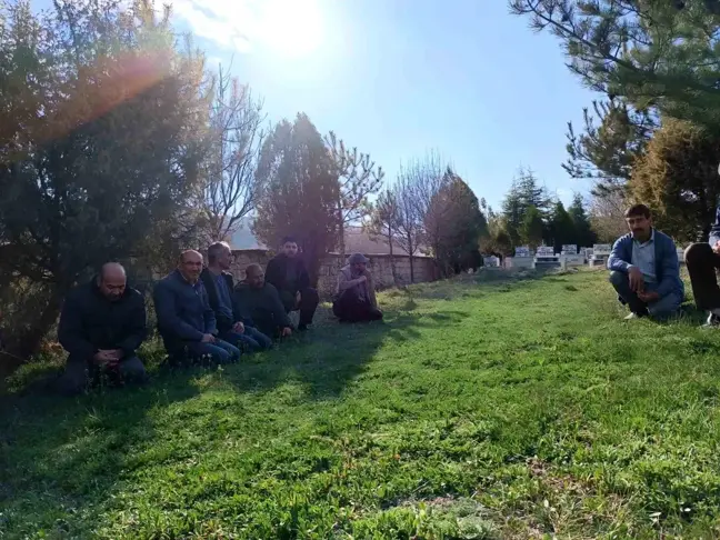 Seyitgazi'de Bayram Arifesinde Mezarlıkta Dua