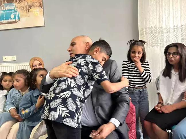 Ağrı Valisi Mustafa Koç ve eşi, Ramazan Bayramı'nda şehit ailesi, Çocuk Evleri Sitesi ve Huzurevini ziyaret etti