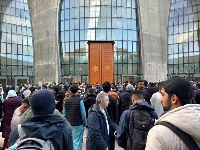 Almanya'da Müslümanlar Bayram Namazını Eda Etti