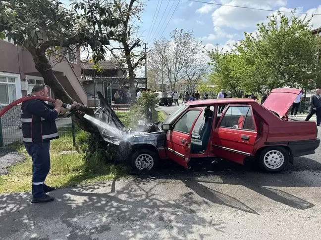 Düzce'de trafik kazası: 3 kişi yaralandı, otomobil yandı