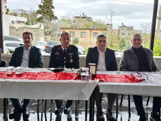 Diyarbakır'ın Ergani İlçe Kaymakamı Ahmet Karaaslan, Ramazan Bayramı dolayısıyla halka açık bayramlaşma programında vatandaşlarla bayramlaştı