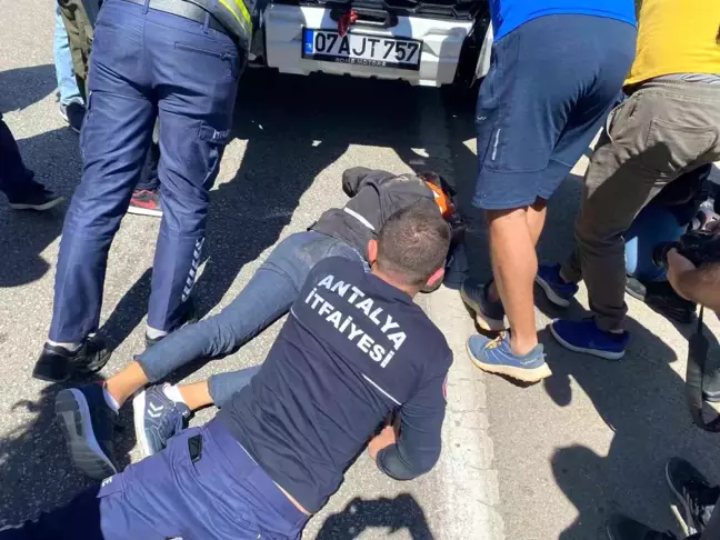 Antalya'da Motosiklet Kazası: Kamyonetin Hızlı Refleksi Hayat Kurtardı