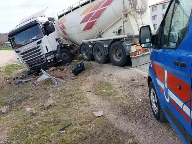 Tokat'ta beton mikseri ile otomobil çarpışması sonucu 4 kişi yaralandı