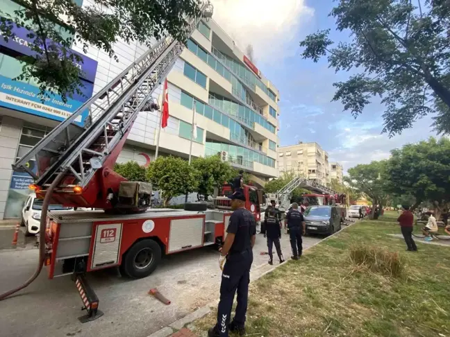 Antalya'da Türk Kızılay'ın binasında çıkan yangın söndürüldü