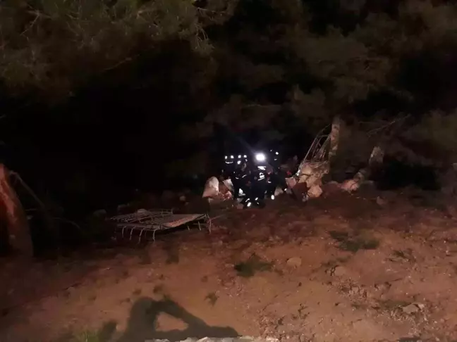 Adana'da tarım işçilerini taşıyan minibüs uçuruma düştü: 3 ölü, 18 yaralı