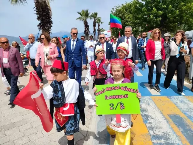 Fethiye'de 23 Nisan Kortej Yürüyüşü ve Şölene Yoğun İlgi