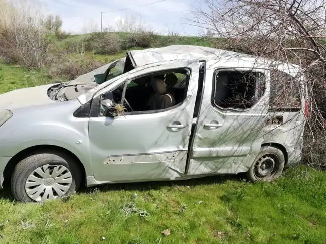 Van'ın Gevaş ilçesinde kamyonet şarampole yuvarlandı: 4 yaralı