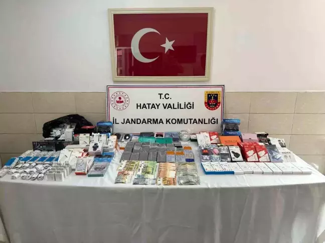 Hatay'da yapılan aramada gümrük kaçağı elektronik cihazlar ve döviz ele geçirildi