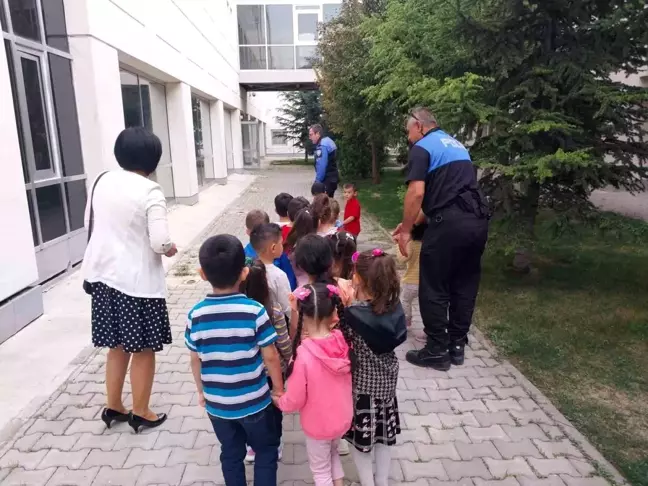 Eskişehir'de İşitme Engelliler Anaokulu Öğrencileri Polis Merkezini Gezdi