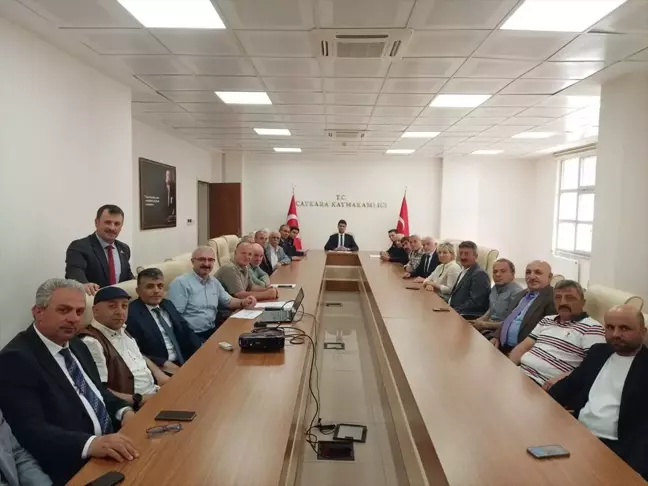 Trabzon'da Çaykara Kaymakamı Gürdal Erbek, muhtarlarla buluştu