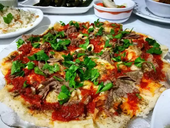 Kırkağaç'ın Çakal Pideli Paça yemeği tescil belgesini aldı