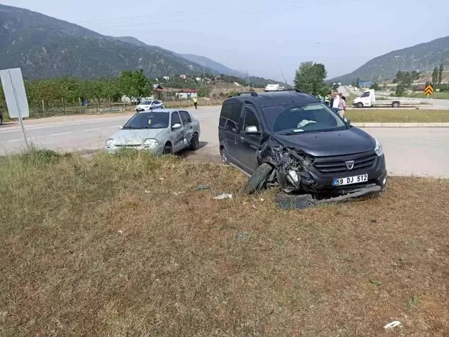 Tokat'ta otomobil ile hafif ticari araç çarpıştı: 2 yaralı