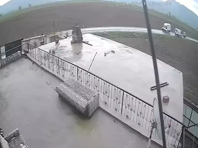 Niğde'de minibüs ile hafif ticari araç çarpışması: 1 ölü, 2 yaralı