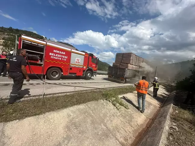 Tokat'ın Niksar ilçesinde seyir halindeyken alev alan tır söndürüldü