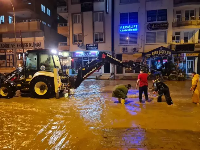 Kadirli'de Sağanak Yağış Sonucu Su Baskınları