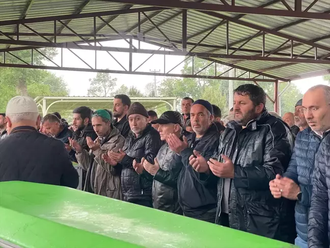 Düzce'de yatağında ölü bulunan 13 yaşındaki kızın cenazesi defnedildi