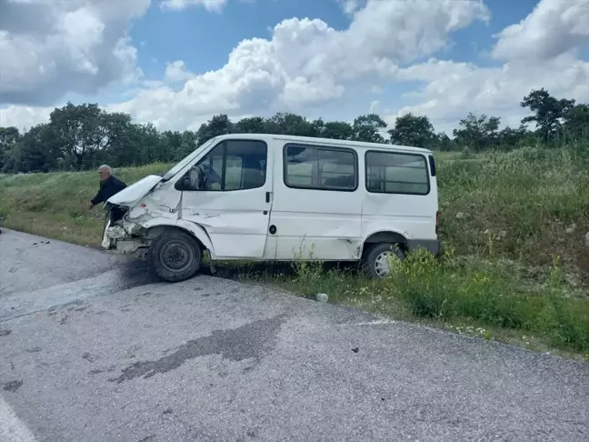 Balıkesir'de otomobil ile minibüs çarpıştı: 4 yaralı