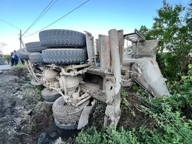 Antakya'da yol çöktü, beton mikseri devrildi