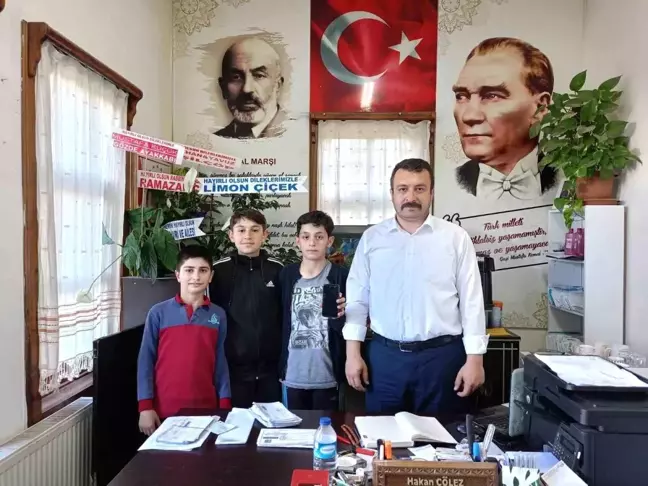 Kastamonu'da 3 çocuk, buldukları cep telefonunu muhtara teslim etti