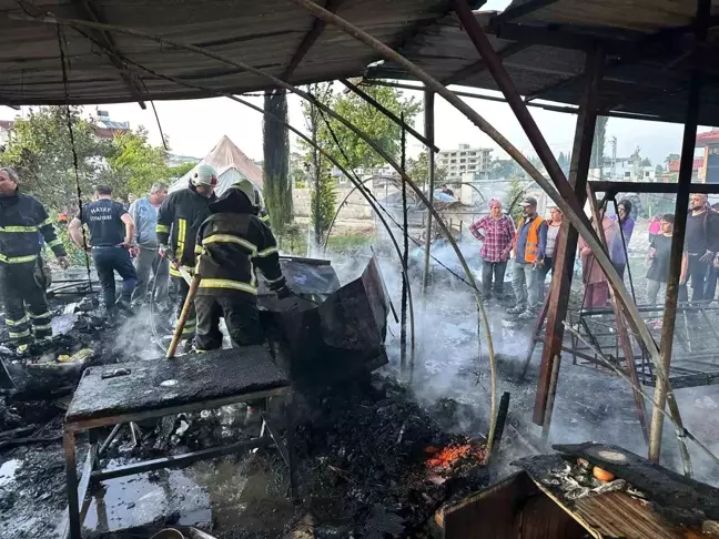 Antakya'da çıkan yangında baraka kullanılamaz hale geldi