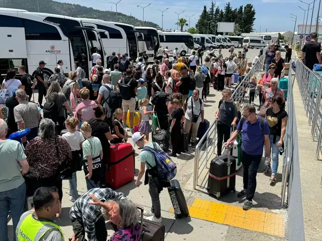 Corendon Airlines'e ait uçakta lastik patladı, 190 kişi tahliye edildi