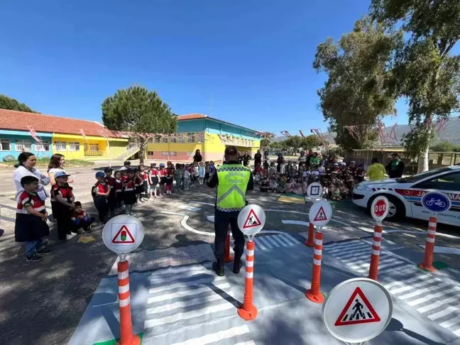 Aydın'da Jandarma Ekipleri Trafik Haftasını Öğrencilere Eğitim Vererek Kutladı
