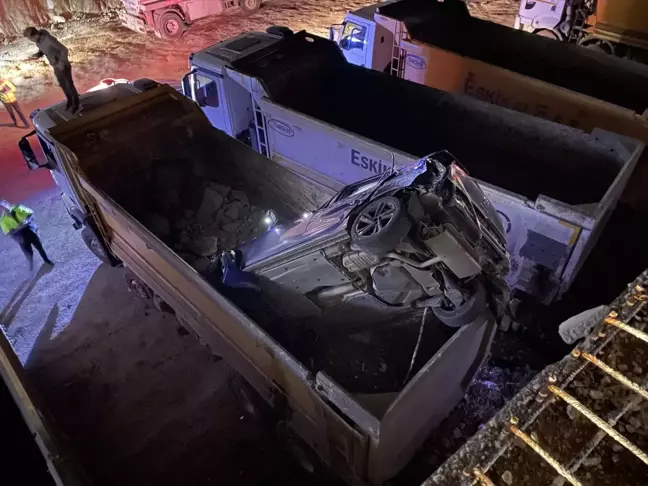 Şanlıurfa'da Otomobil Hafriyat Kamyonunun Kasasına Düştü, Sürücü Yaralandı