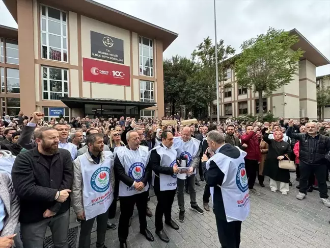İstanbul'da Eğitim Sendikaları Öğretmene Şiddeti Protesto Etti