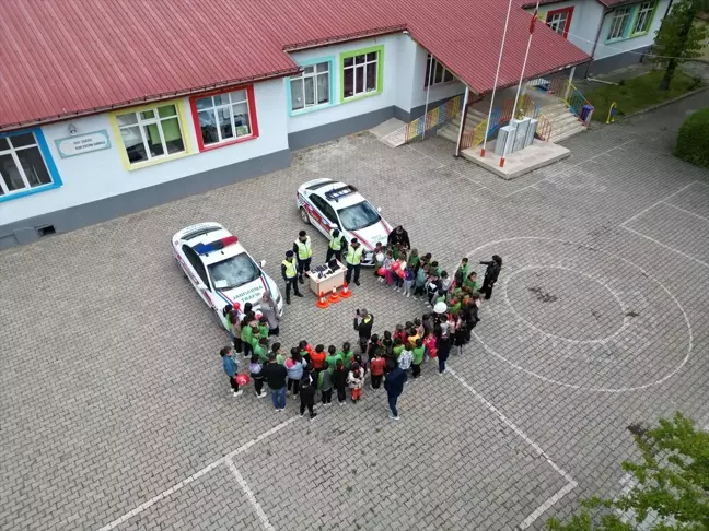 Sivas Gemerek'te Jandarma Trafik Ekipleri Öğrencilere Etkinlik Düzenledi