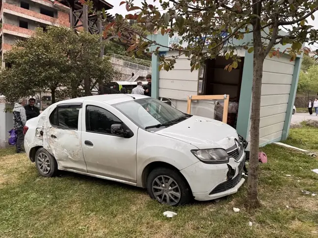 Otomobil Halk Ekmek Büfesine Çarptı: 2 Yaralı