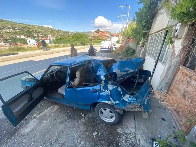 Çorum'un Bayat ilçesinde ticari araca çarpan otomobilin sürücüsü yaralandı