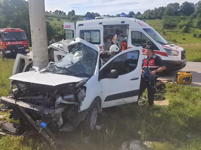 Kandıra'da Panelvan Beton Elektrik Direğine Çarptı: 1 Ölü, 1 Ağır Yaralı