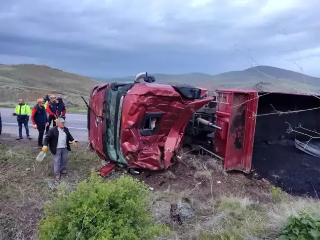 Sivas Kangal ilçesinde trafik kazası: Tır sürücüsü yaralandı