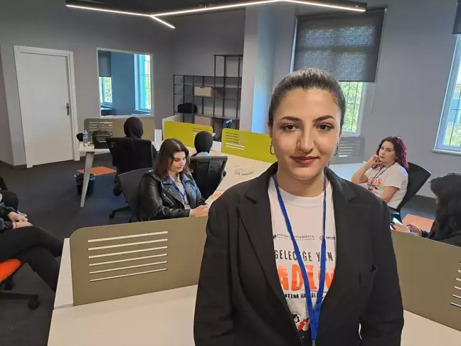 SAÜ'de Kız Öğrencilere İş Hayatı Eğitimi Veriliyor