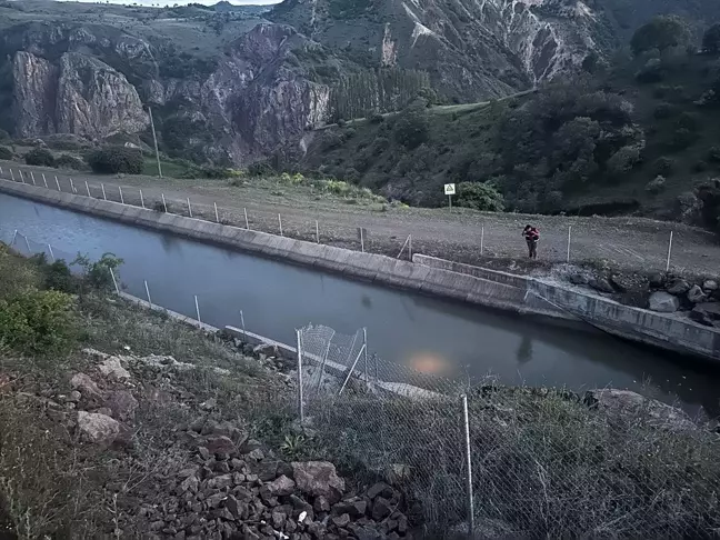 Giresun'da Otomobil Su Kanalına Devrildi, 2 Kişinin Cesedi Bulundu