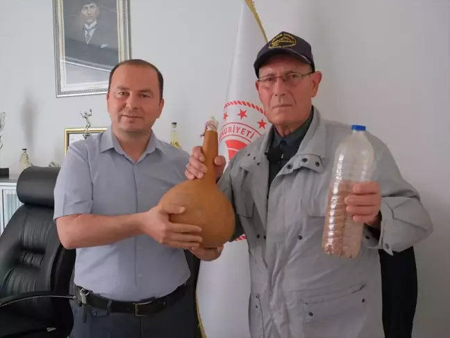 70 Yaşındaki Gazi Ahmet Büyüktat, Ata Tohumlarını İlçe Tarım ve Orman Müdürlüğüne Teslim Etti