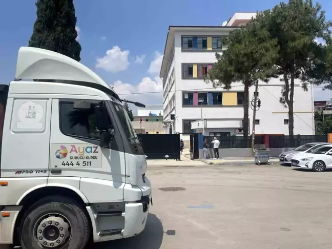 Adana'da İlkokul Önünde Verilen Sürücü Kurslarına Tepki