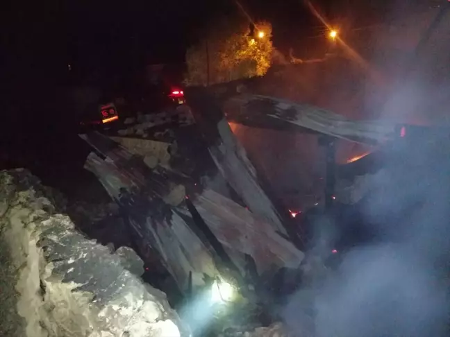 Sivas'ta çıkan yangında 5 samanlık ve 2 ahır kullanılamaz hale geldi, 9 büyükbaş hayvan telef oldu