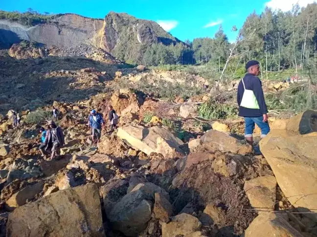 Papua Yeni Gine'de Toprak Kayması: En Az 300 Kişi ve Bin 100 Ev Toprak Altında